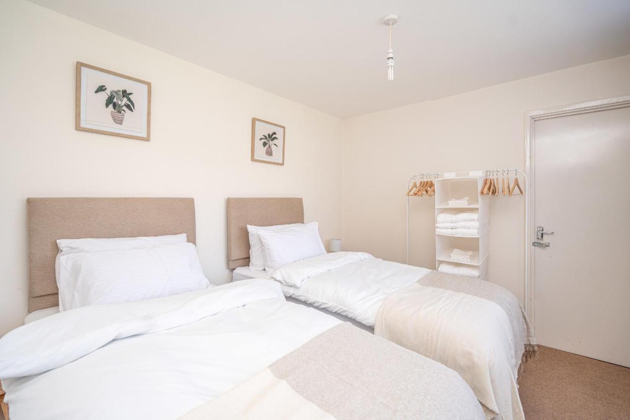 Spacious 5 Bedroom House - Sleeps 7 - 3-Car Driveway - Work - Leisure Вулвергемптон Экстерьер фото