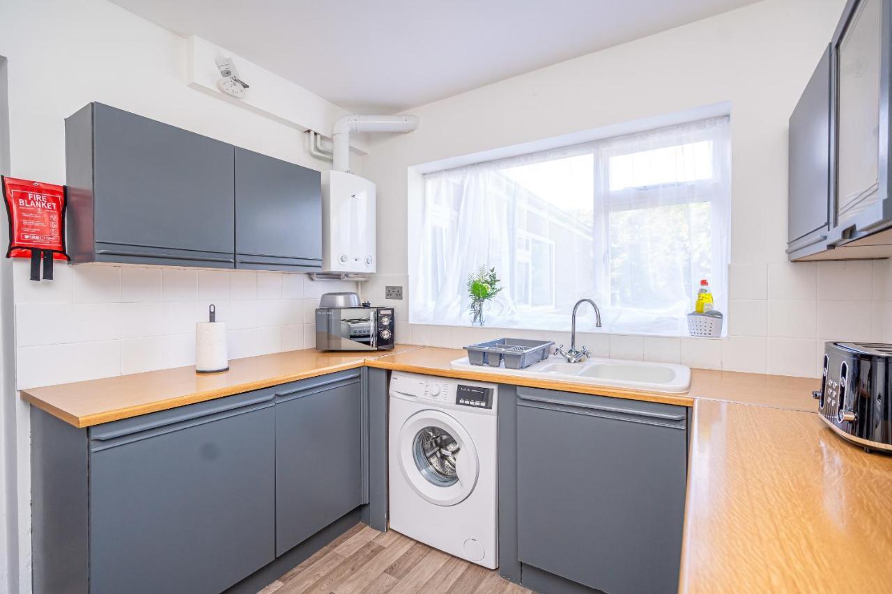 Spacious 5 Bedroom House - Sleeps 7 - 3-Car Driveway - Work - Leisure Вулвергемптон Экстерьер фото